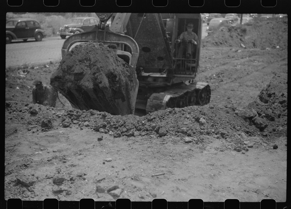 [Untitled photo, possibly related to: Steam shovel loading truck, Chicago, Illinois]. Sourced from the Library of Congress.