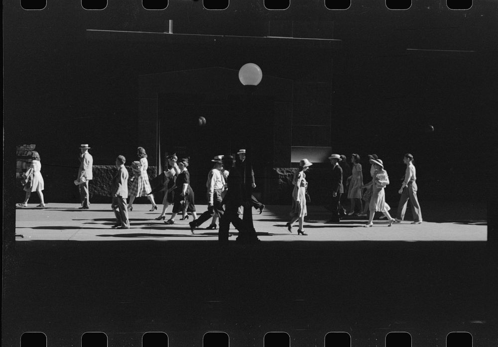 [Untitled photo, possibly related to: Five o'clock crowds, Chicago, Illinois]. Sourced from the Library of Congress.
