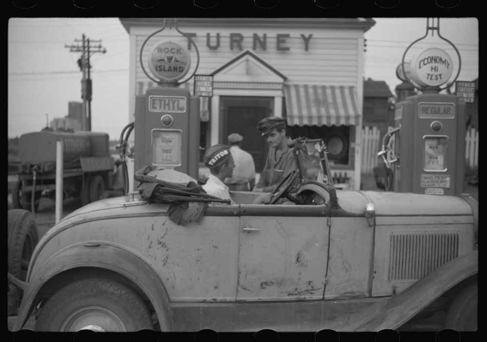 [Untitled photo, possibly related to: Filling station. Superior, Wisconsin]. Sourced from the Library of Congress.