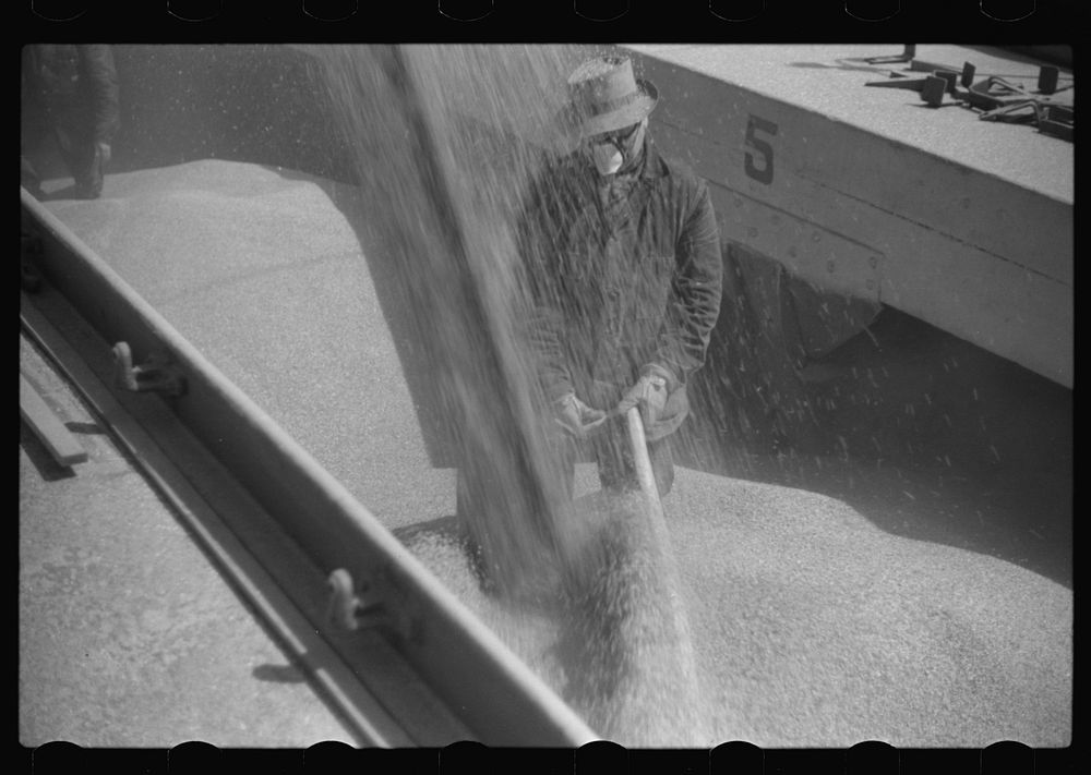 Grain trimmer, Duluth, Minnesota. Sourced from the Library of Congress.