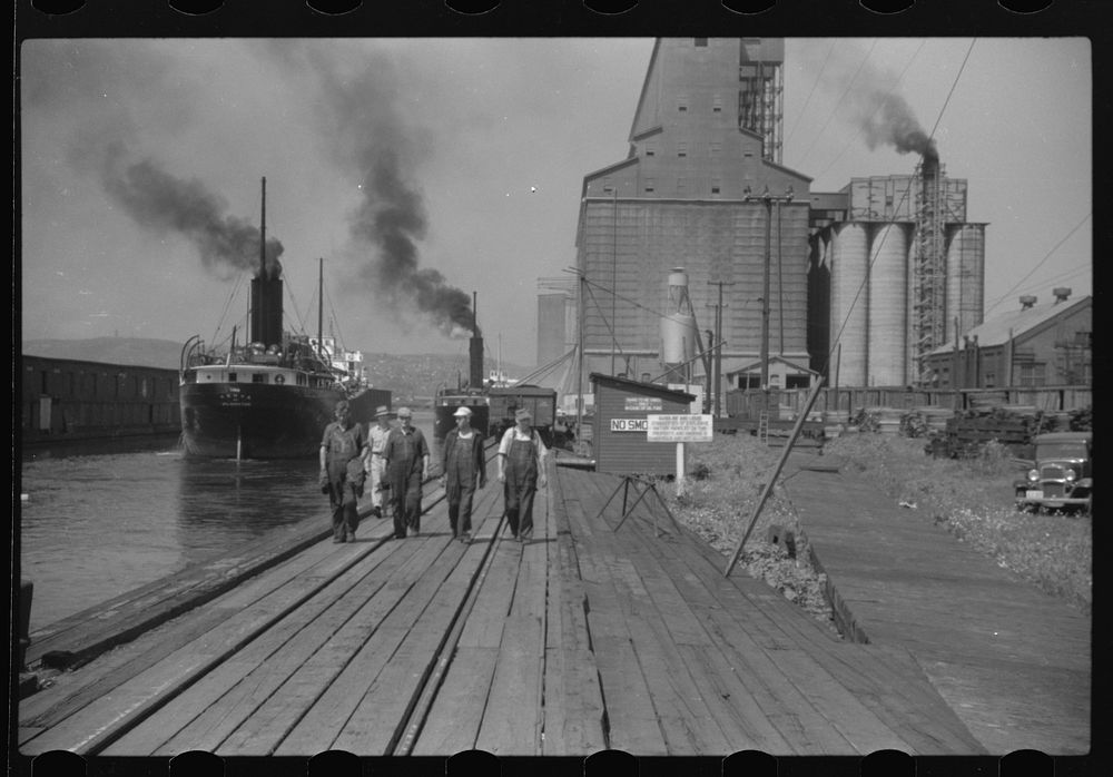 Great Lakes port, Superior, Wisconsin. Sourced from the Library of Congress.