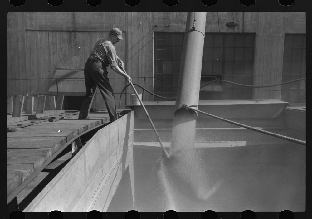 Grain trimmer. Duluth, Minnesota. Sourced from the Library of Congress.