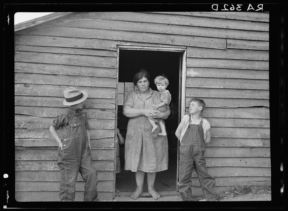 Mrs. Dodson and some of her children. Shenandoah National Park, Virginia, Old Rag. Sourced from the Library of Congress.