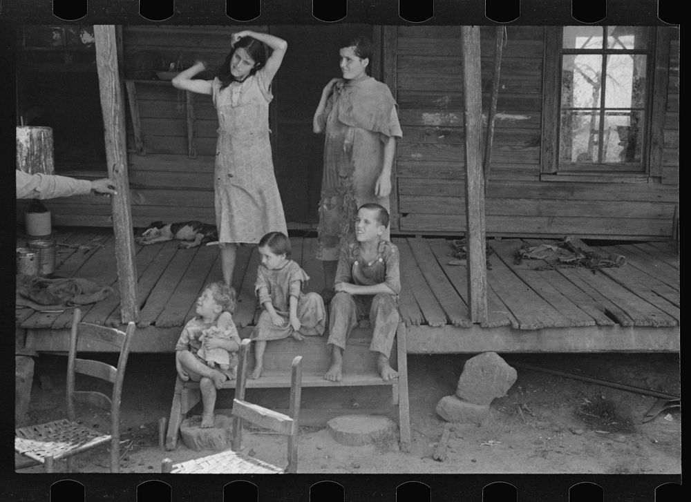 Floyd Burroughs and Tengle children, Hale County, Alabama. Sourced from the Library of Congress.