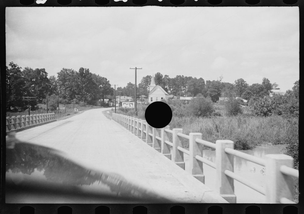 [Untitled photo, possibly related to: Roadside scene, Alabama. Approach to Moundville]. Sourced from the Library of Congress.