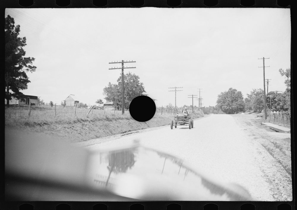 [Untitled photo, possibly related to: Roadside scene, Alabama. Approach to Moundville]. Sourced from the Library of Congress.