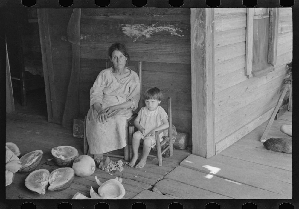 Mrs. Frank Tengle and Laura Minnie Lee Tengle, Hale County, Alabama. Sourced from the Library of Congress.