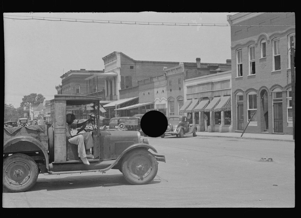 [Untitled photo, possibly related to: Street scene, Greensboro, Alabama]. Sourced from the Library of Congress.