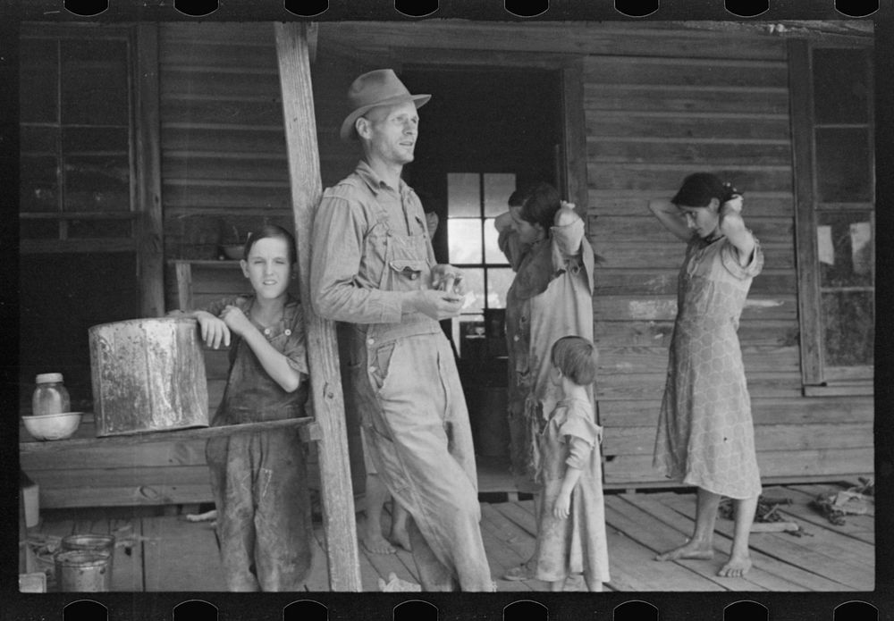 Floyd Burroughs and Tengle children, Hale County, Alabama. Sourced from the Library of Congress.