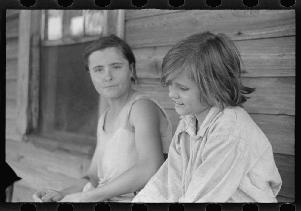 Elizabeth and Ida Tengle, Hale County, Alabama. Sourced from the Library of Congress.
