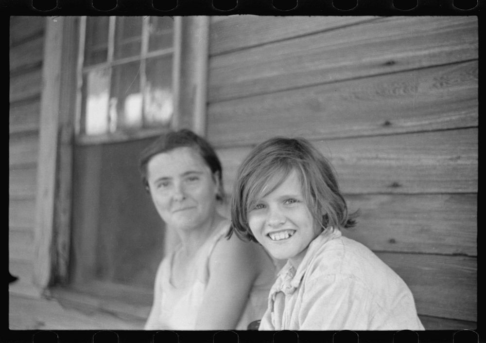 Elizabeth and Ida Ruth Tengle, Hale County, Alabama. Sourced from the Library of Congress.