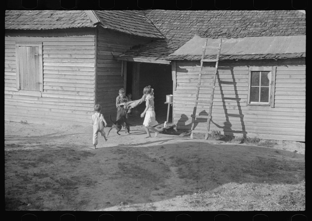 Burroughs children playing in the yard, Hale County, Alabama. Sourced from the Library of Congress.