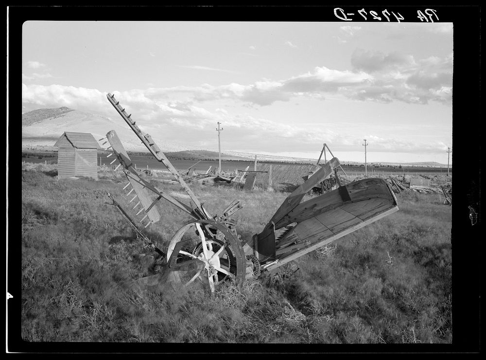 Farm implements on an abandoned farm in the Central Oregon grazing project. Sourced from the Library of Congress.