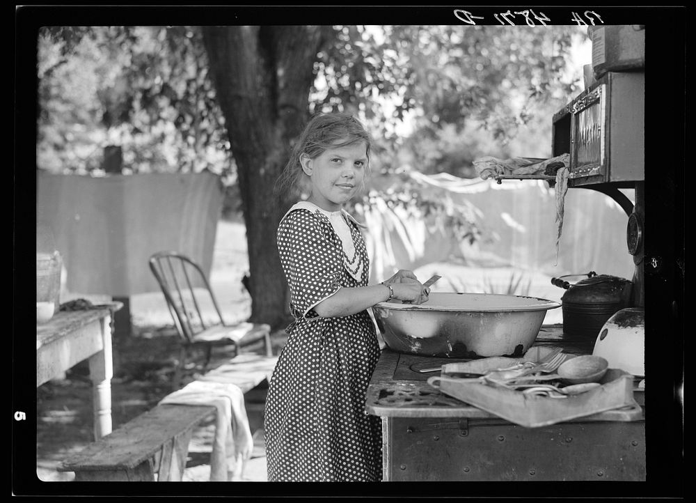 Child of migratory fruit worker. Yakima, Washington. Sourced from the Library of Congress.