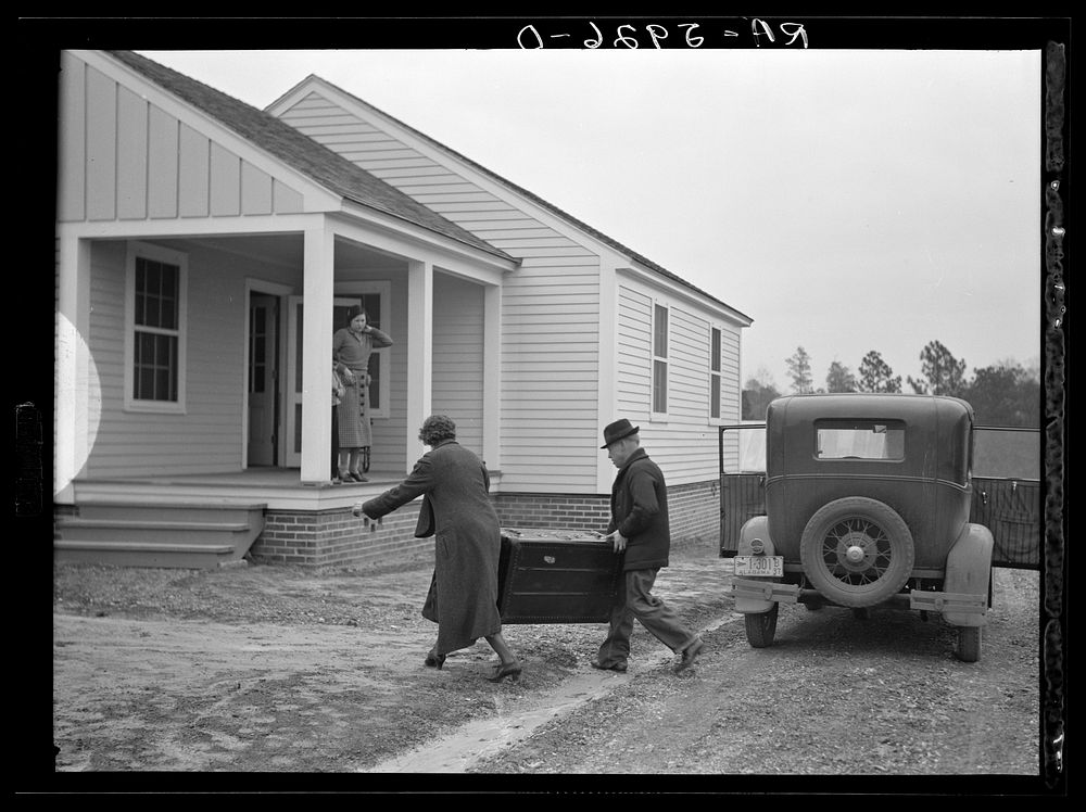 The Howard family moving into their new home at Gardendale, Alabama. Sourced from the Library of Congress.