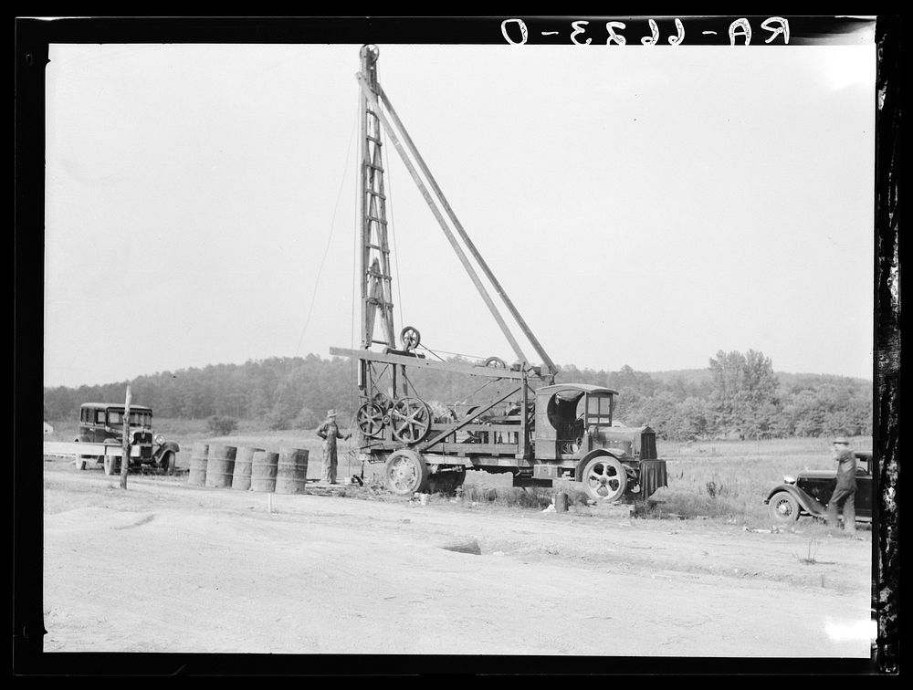 Drilling for water at the Palmerdale Homesteads near Birmingham, Alabama. Sourced from the Library of Congress.