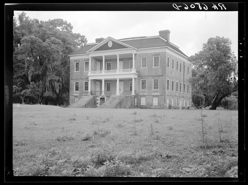 The Drayton Hall, the last of eighteeen similar Georgian homes which were burned after the War of the States by Union. Near…