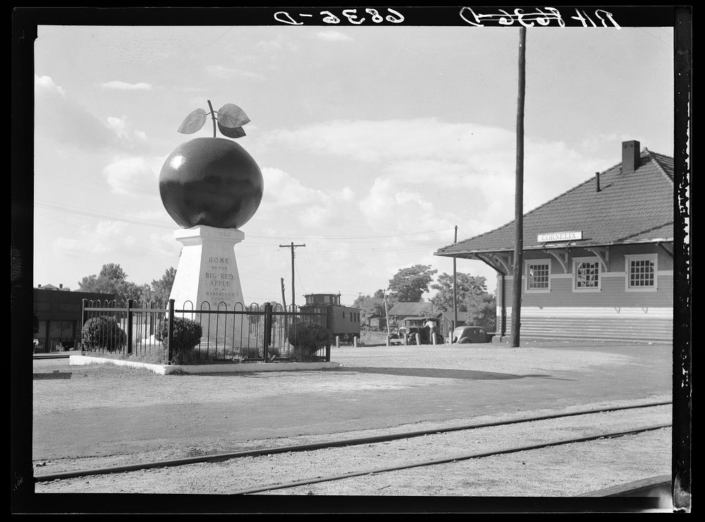 Apple monument at depot of Cornelia, Georgia. Sourced from the Library of Congress.