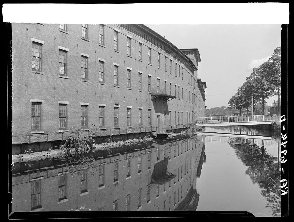 Amoskeag mills at Canal Street. Manchester, New Hampshire. Sourced from the Library of Congress.
