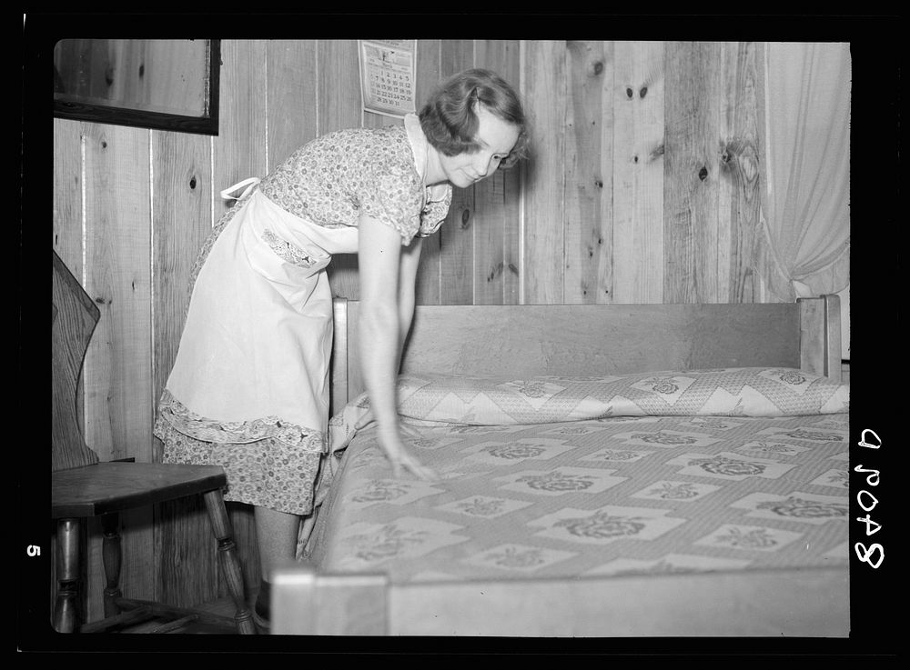 Mrs. Pope making special skills bed. Irwinville Farms, Georgia. Sourced from the Library of Congress.