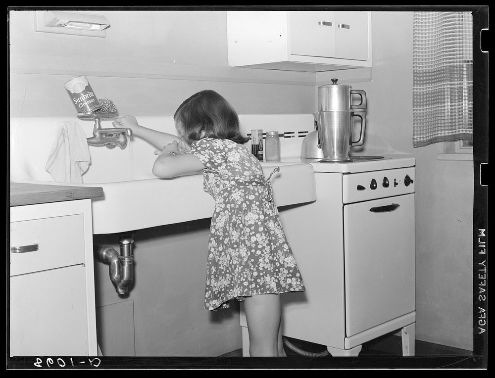 Child in kitchen of Greenhills, Ohio, home. Sourced from the Library of Congress.