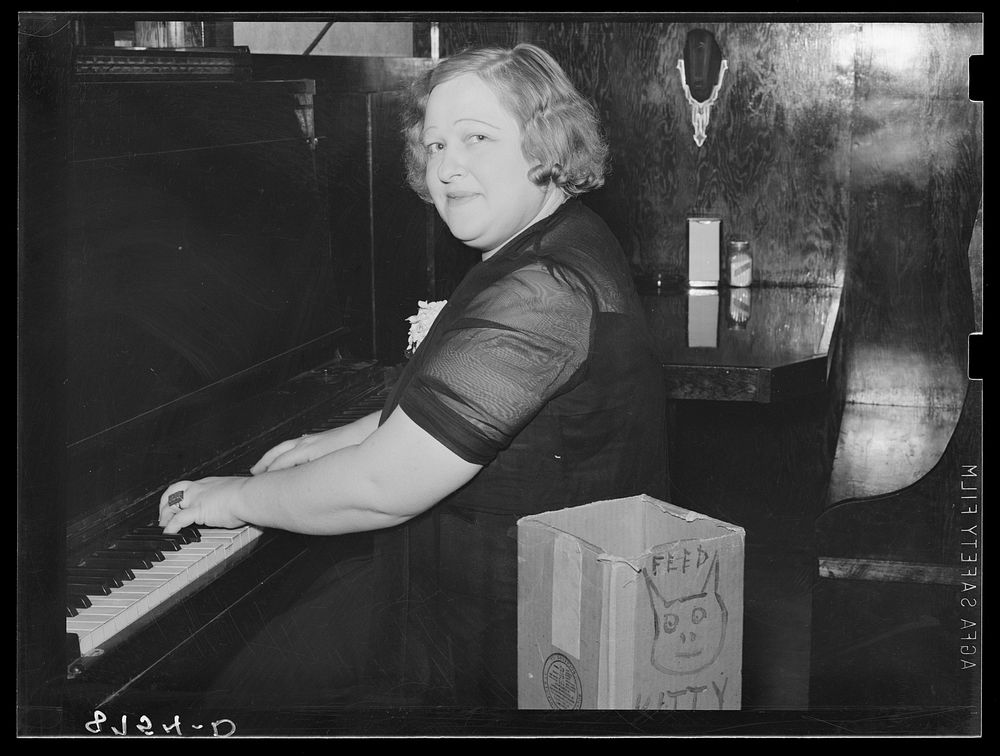 Entertainer in saloon. North Platte, Nebraska. Sourced from the Library of Congress.