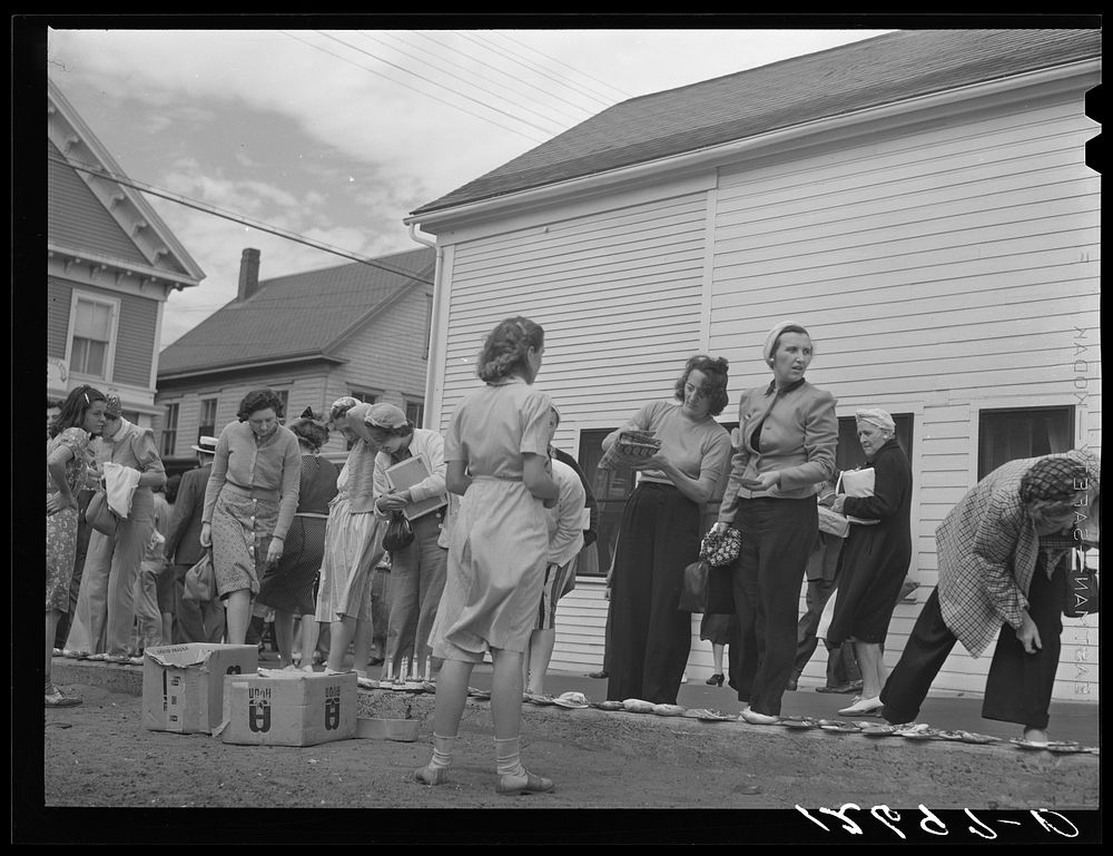 Tourists from the Boston boat buying seashell souvenirs. Provincetown, Massachusetts. Sourced from the Library of Congress.