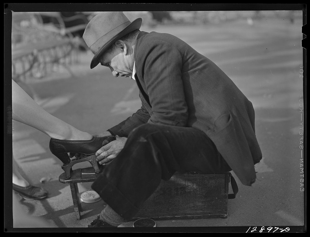 New York, New York. Shoe shining in Washington Square. Sourced from the Library of Congress.