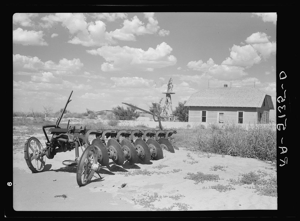 [Untitled photo, possibly related to: Abandoned farm near Dalhart, Texas]. Sourced from the Library of Congress.
