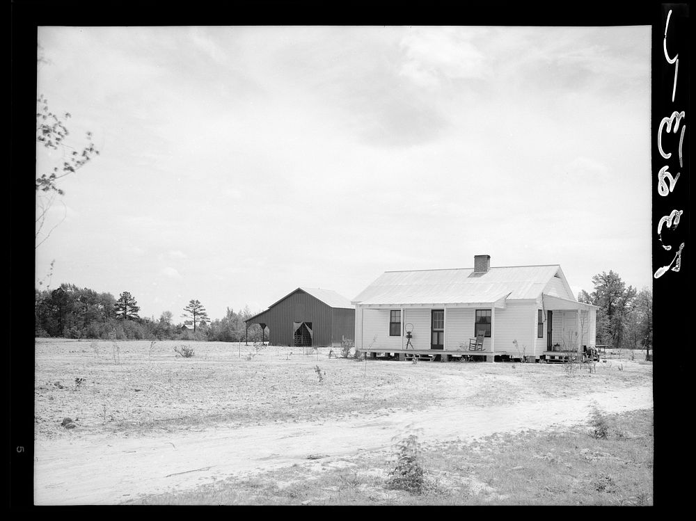 House and barn at Roanoke Farms, North Carolina. Sourced from the Library of Congress.