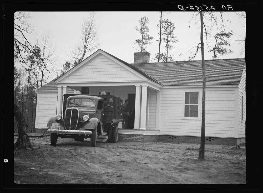 The Kelley family's furniture being moved into a new home at Bankhead Farms, Alabama. Sourced from the Library of Congress.