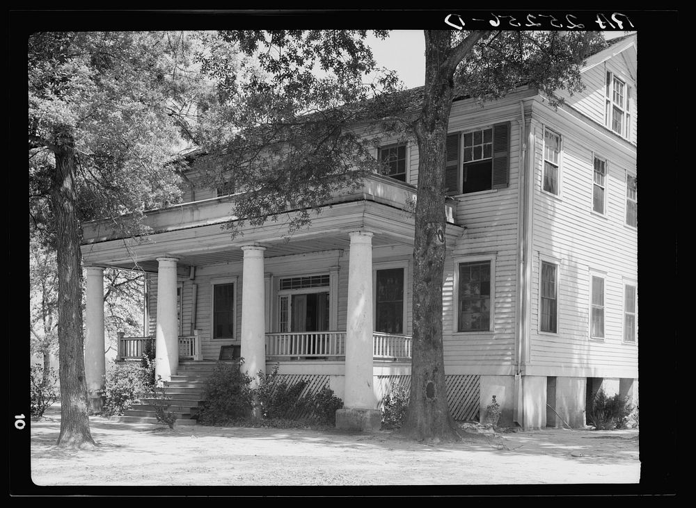 Old house at Ashwood Plantations, South Carolina. Sourced from the Library of Congress.