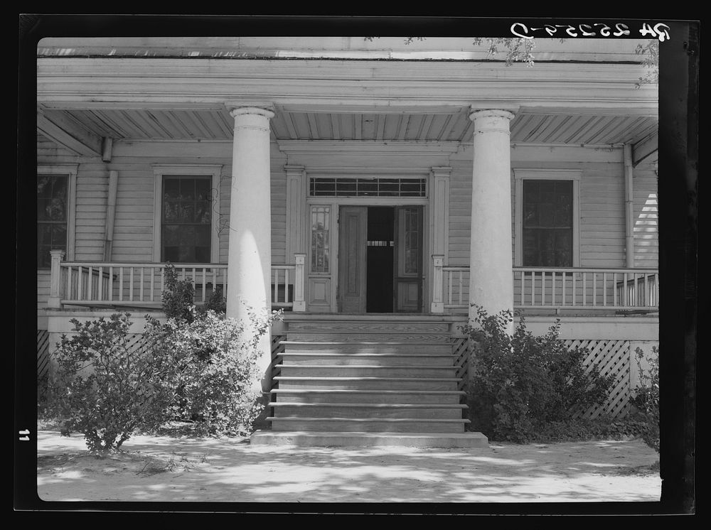 [Untitled photo, possibly related to: Old house at Ashwood Plantations, South Carolina]. Sourced from the Library of…