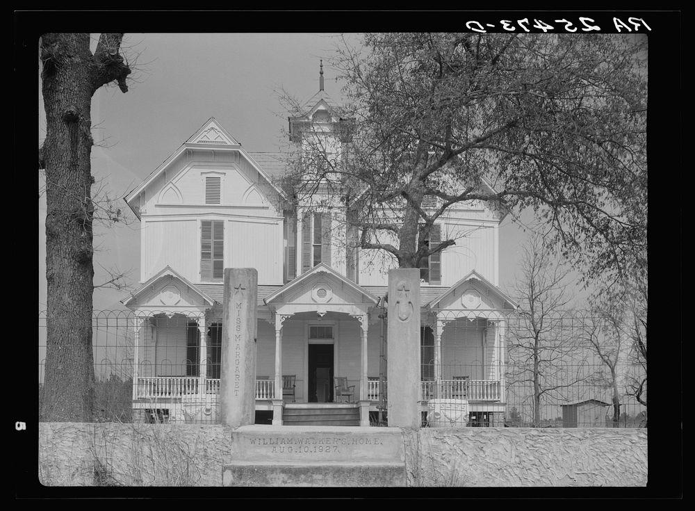 Farmhouse. Dallas County, Alabama. Sourced from the Library of Congress.