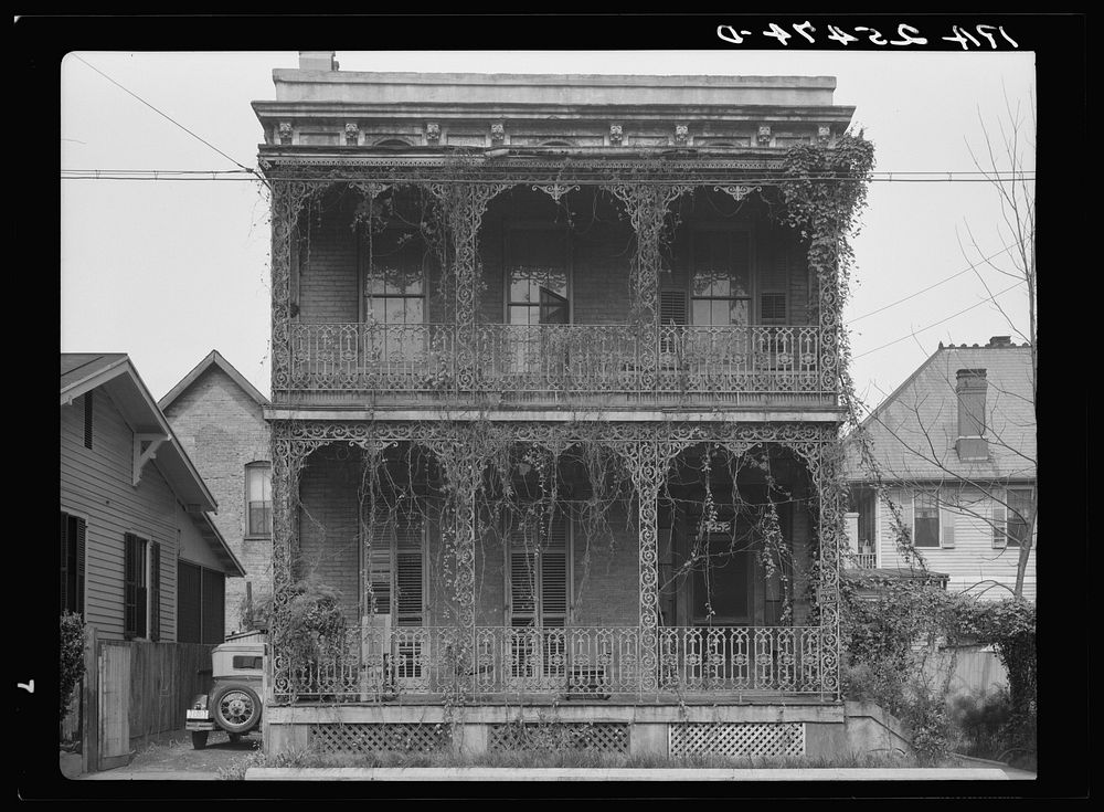 An old house in Mobile, Alabama. Sourced from the Library of Congress.