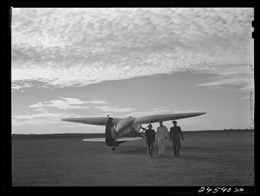 Returning from practice flight. Meacham Field, Fort Worth, Texas. Sourced from the Library of Congress.