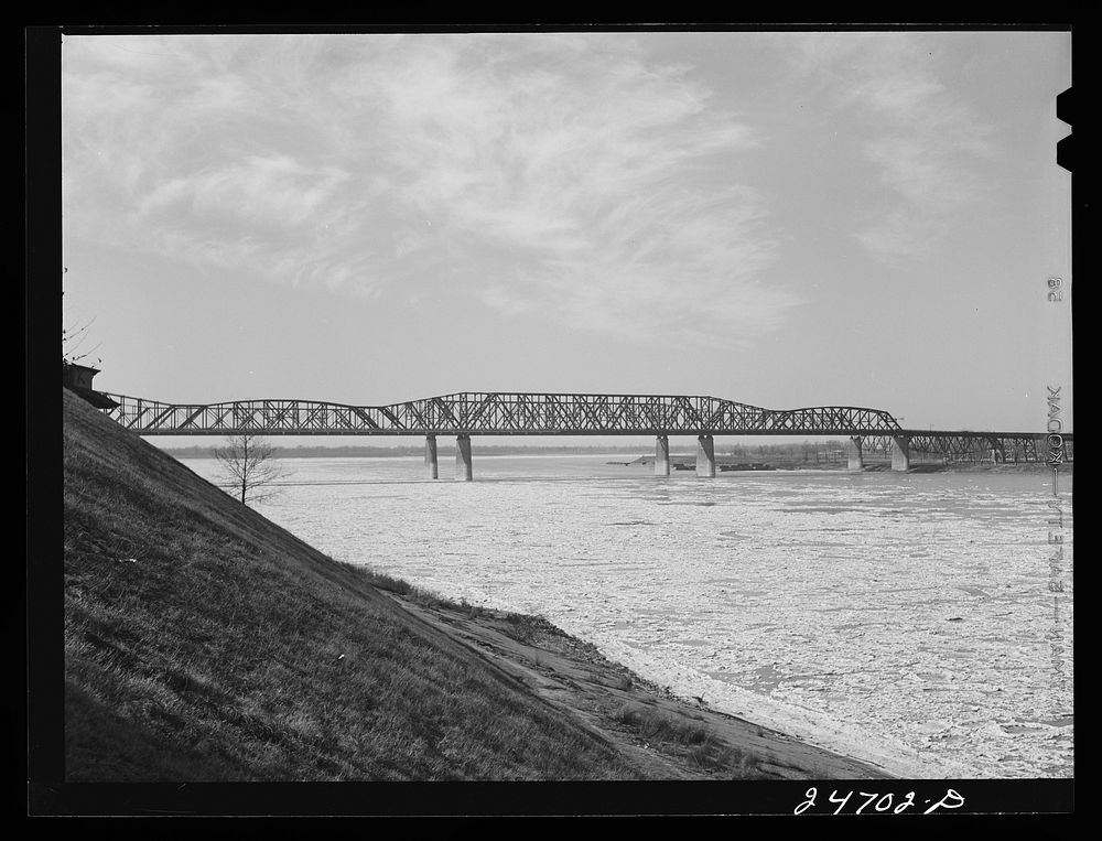 Bridge over Mississippi River between Memphis, Tennessee, and West Memphis, Arkansas. Sourced from the Library of Congress.