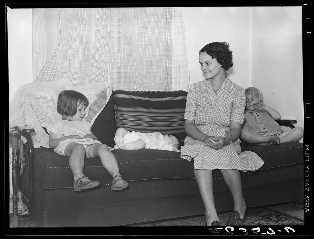 Wife and children of a member of the farm cooperative. Wabash Farms, Indiana. Sourced from the Library of Congress.