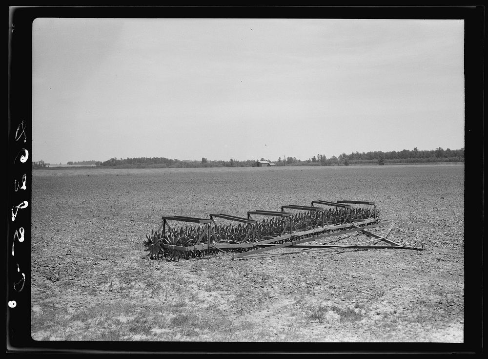 Large fields make large-scale farming operations practical. Wabash Farms, Indiana. Sourced from the Library of Congress.