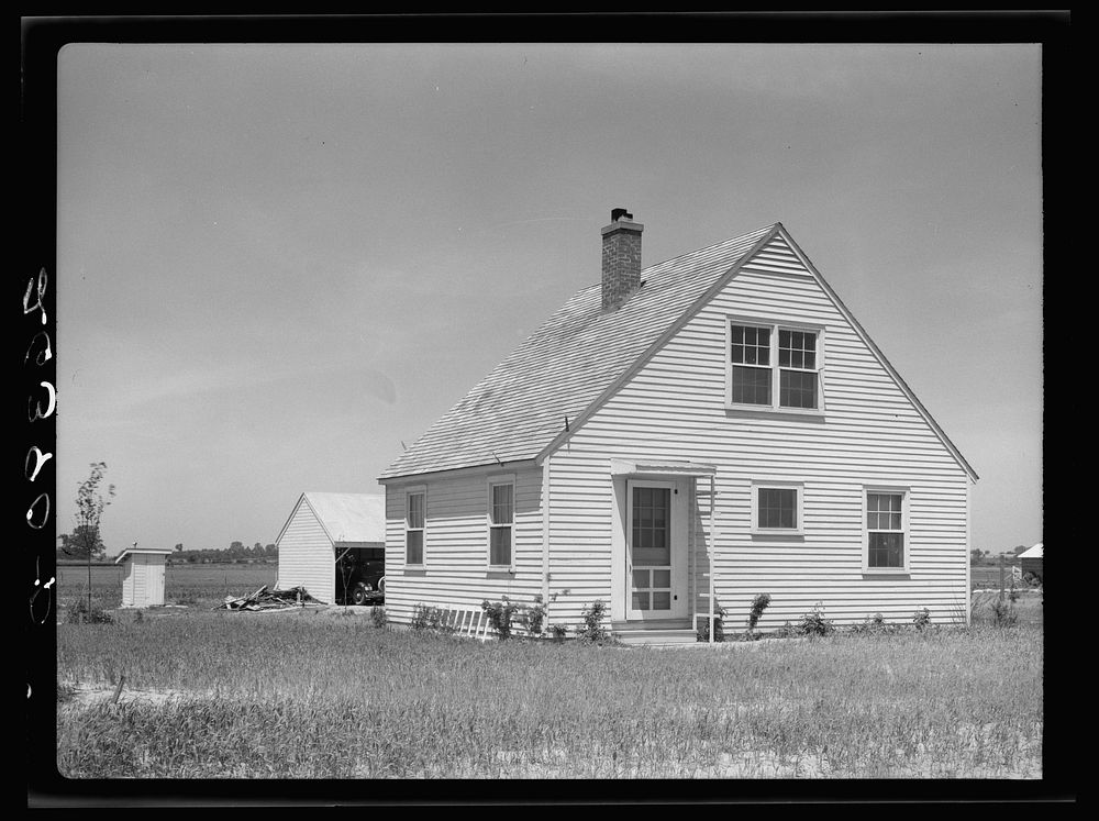 Home of one of the cooperative members. Wabash Farms, Indiana. Sourced from the Library of Congress.