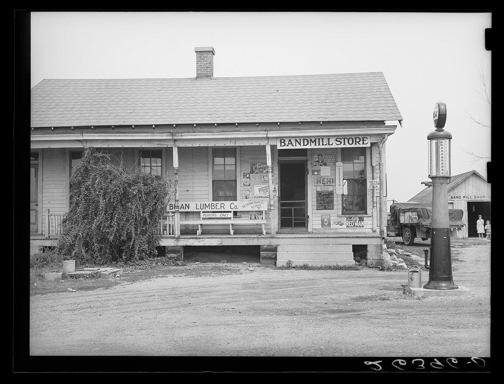 The cooperative makes use of existing stores in the area. Wabash Farms, Indiana. Sourced from the Library of Congress.