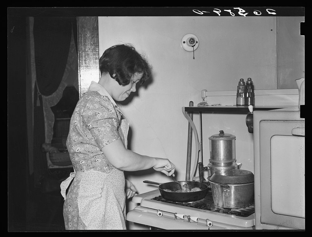 Mrs. Shorts cooking dinner. Aliquippa, Pennsylvania. Sourced from the Library of Congress.