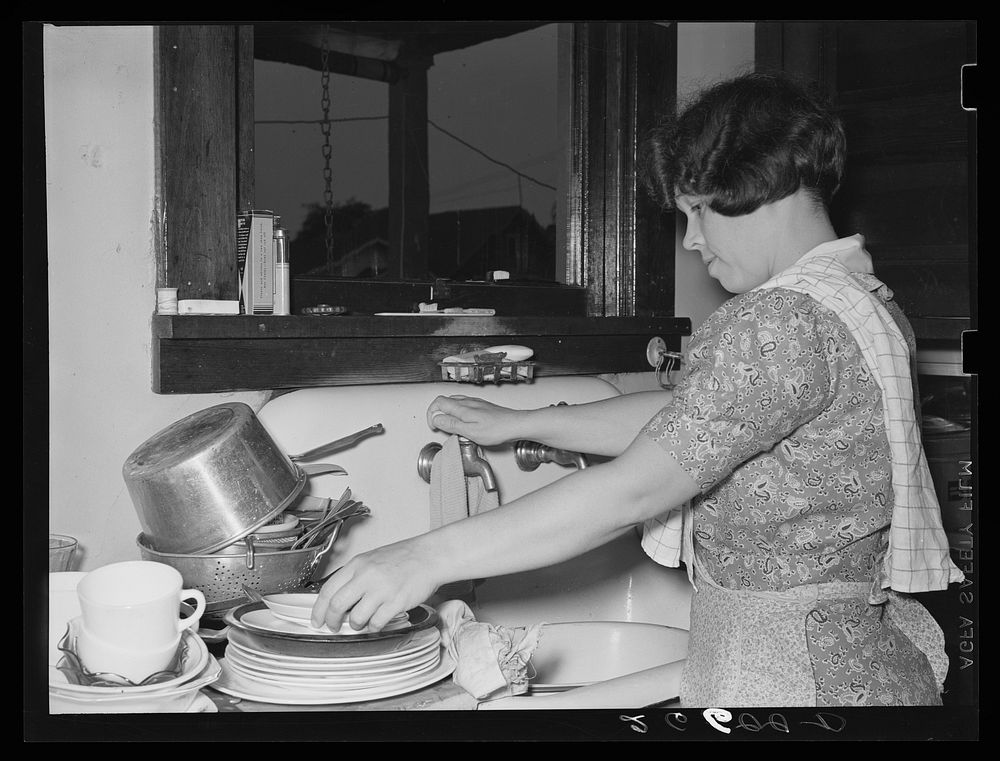 Mrs. Shorts washing the dishes. Aliquippa, Pennsylvania. Sourced from the Library of Congress.