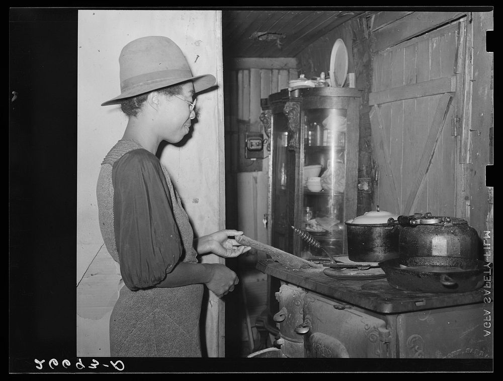 Wife of farm laborer. "Eighty Acres", Glassboro, New Jersey. Sourced from the Library of Congress.
