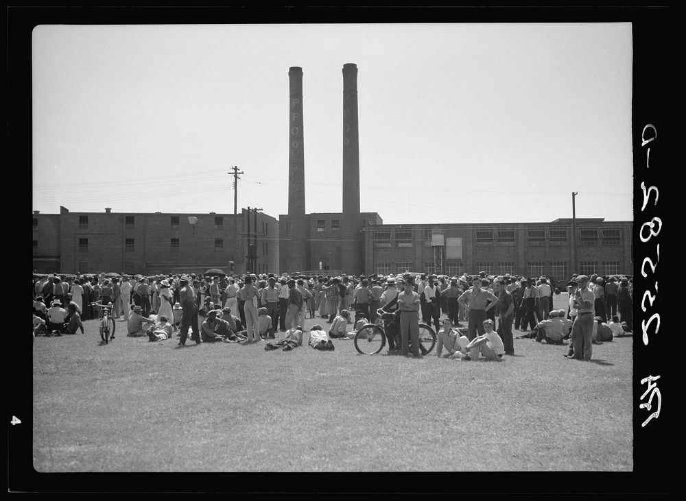 [Untitled photo, possibly related to: Packing company strike. Cambridge, Maryland]. Sourced from the Library of Congress.
