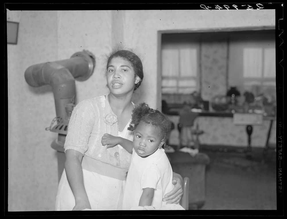 Wife and child of prospective homesteader. Newport News Homesteads, Virginia. Sourced from the Library of Congress.