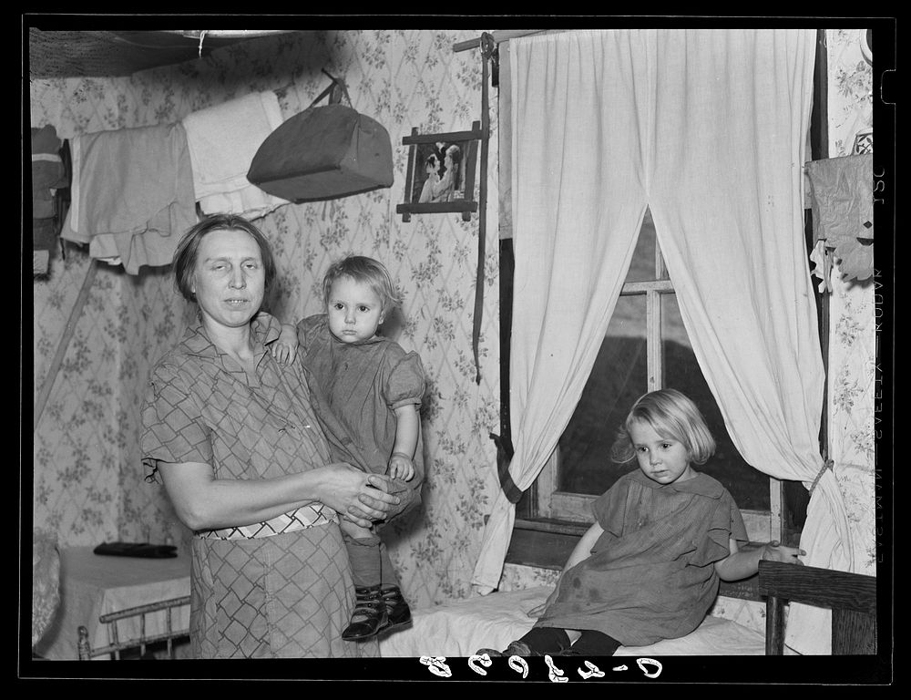 Mrs. Melvin Weimer and children. Jennings, Maryland. Sourced from the Library of Congress.
