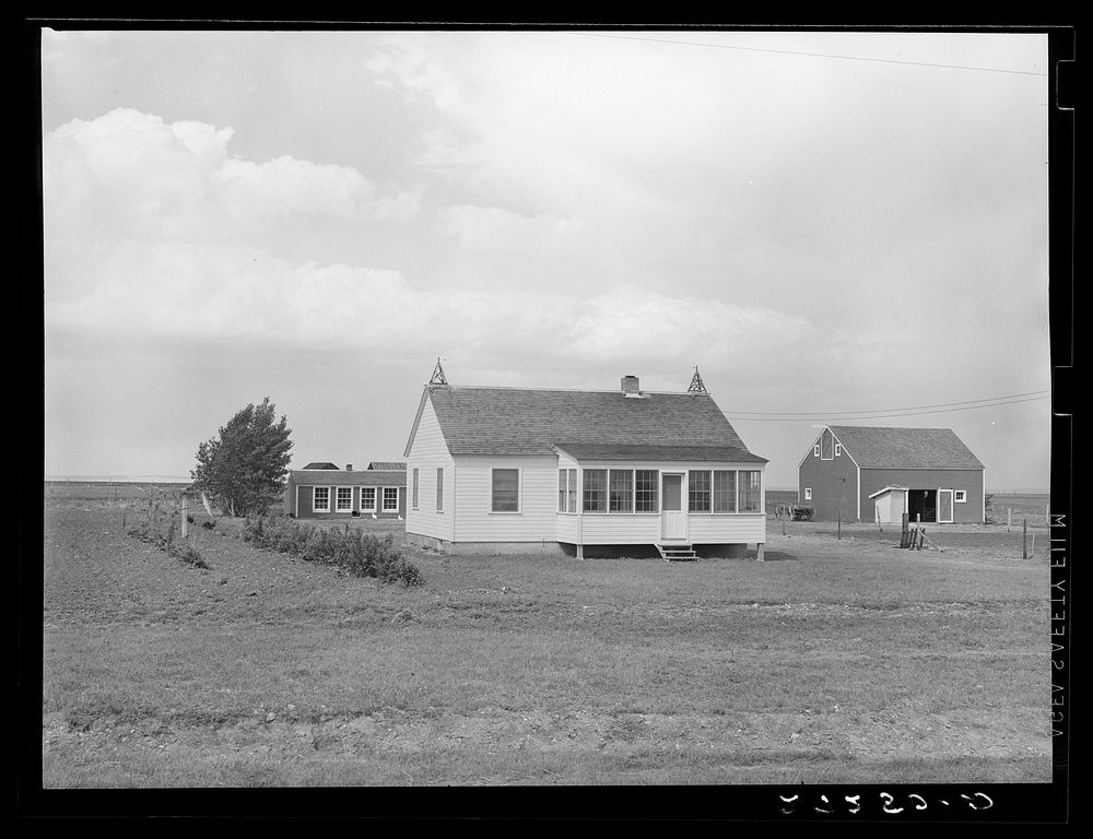 [Untitled photo, possibly related to: Farm unit. Fairfield Bench Farms, Montana]. Sourced from the Library of Congress.