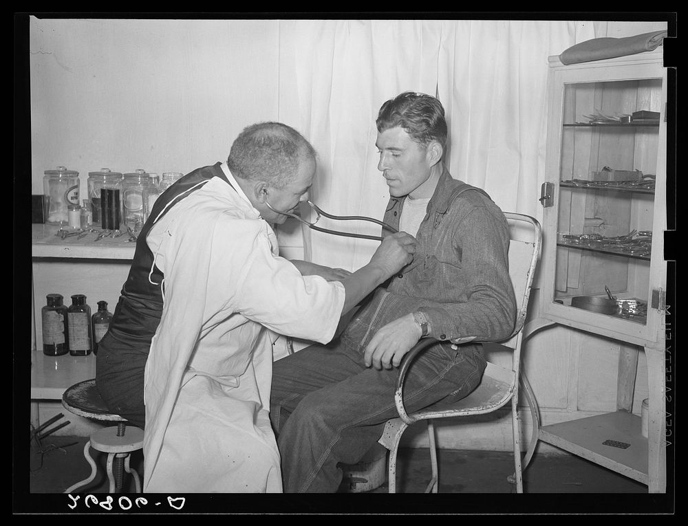 Dr. Springs examining patient. Colp, Illinois. Sourced from the Library of Congress.