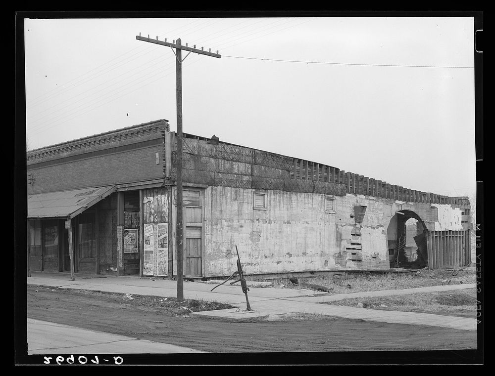 Abandoned store. Cambria, Illinois. Sourced from the Library of Congress.